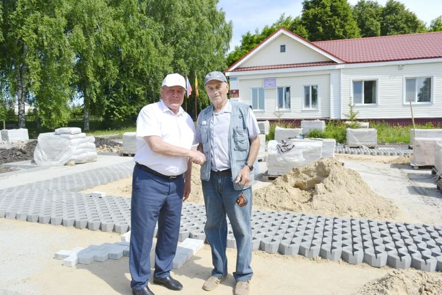 В селе Яльчики продолжается благоустройство аллеи по улице Советская