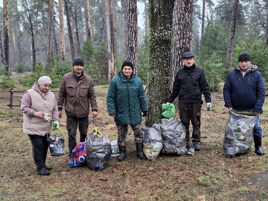 Сотрудники СШ «Туслах» провели субботник в лесном массиве „Красный бор“