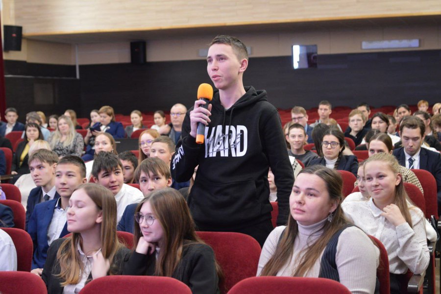 В Янтиковском округе прошла встреча представителей власти с активной молодежью