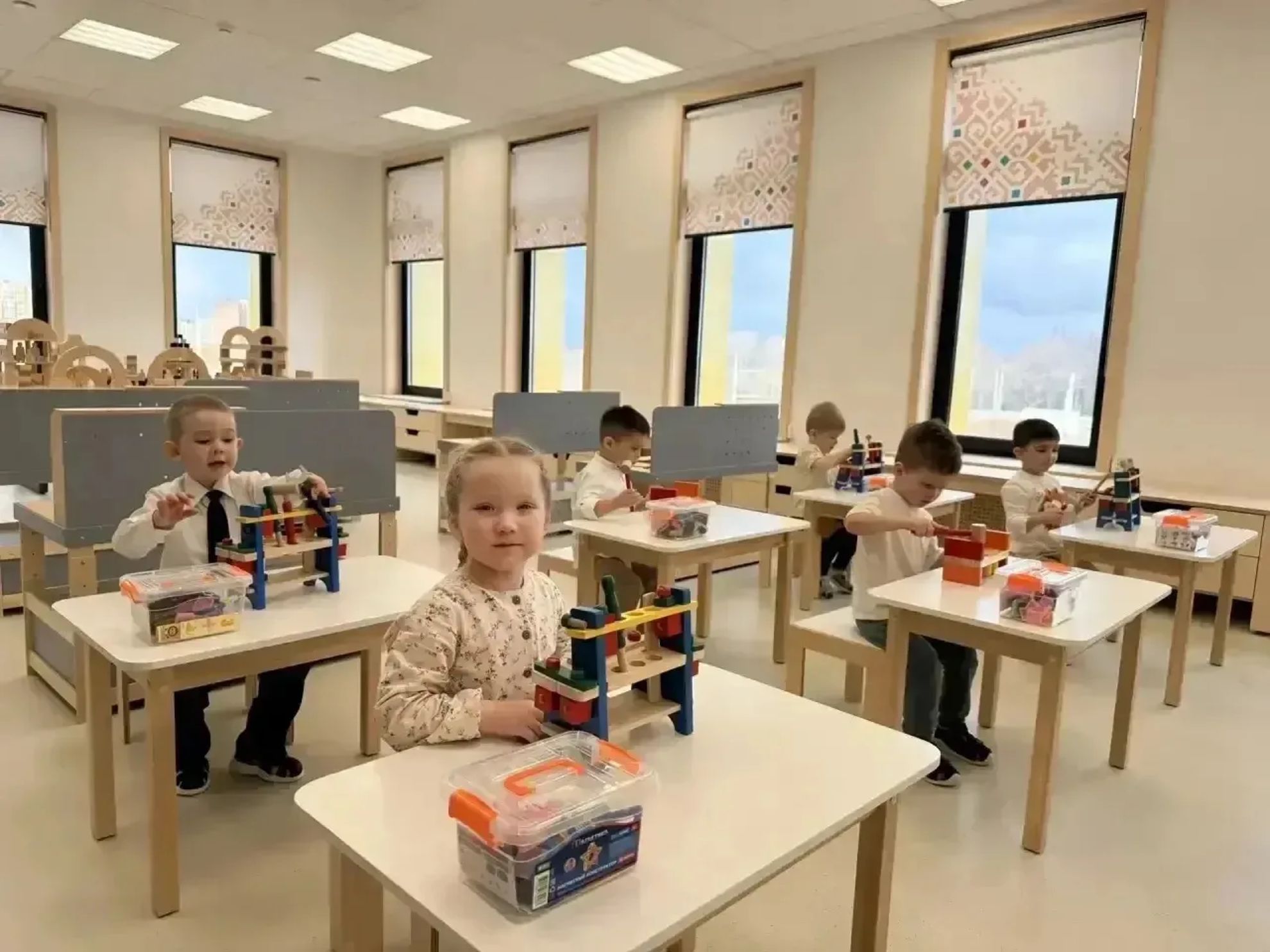 Познакомить детей с миром профессий