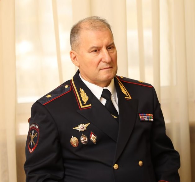 Олег Николаев наградил Виктора Шметкова медалью ордена «За заслуги перед Чувашской Республикой»