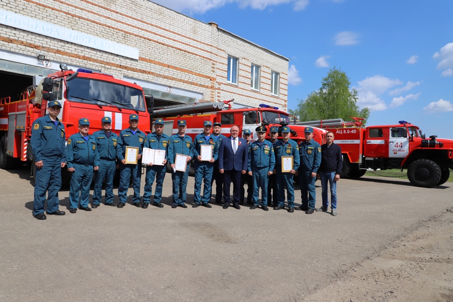 Глава Яльчикского муниципального округа поздравил работников пожарной части №44 с наступающим праздником