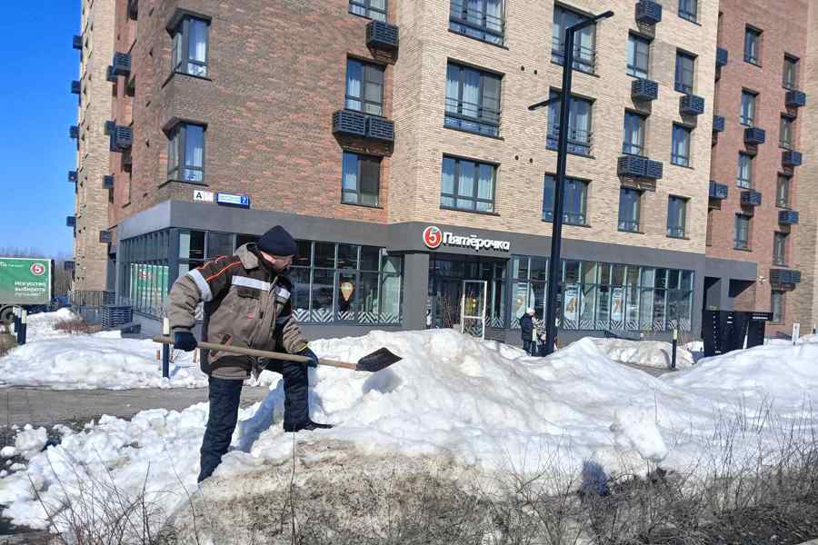Ворошение снега в Калининском районе