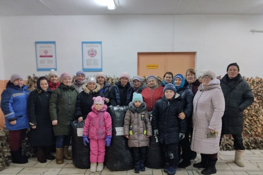 Волонтеры от культуры Трехизб-Шемуршинского сельского клуба вяжут маскировочные сети