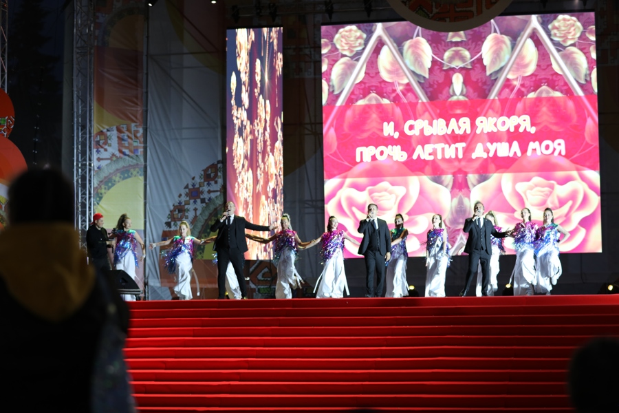«Песни над Волгой» объединили чебоксарцев и гостей столицы в День Республики