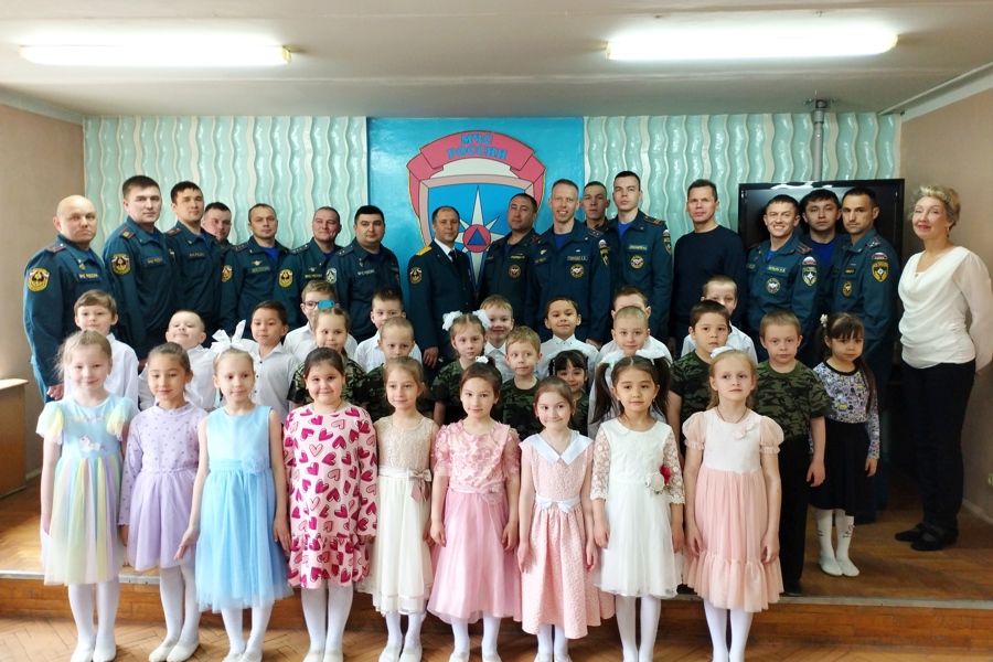 Дошколята поздравили сотрудников пожарной охраны с профессиональным праздником