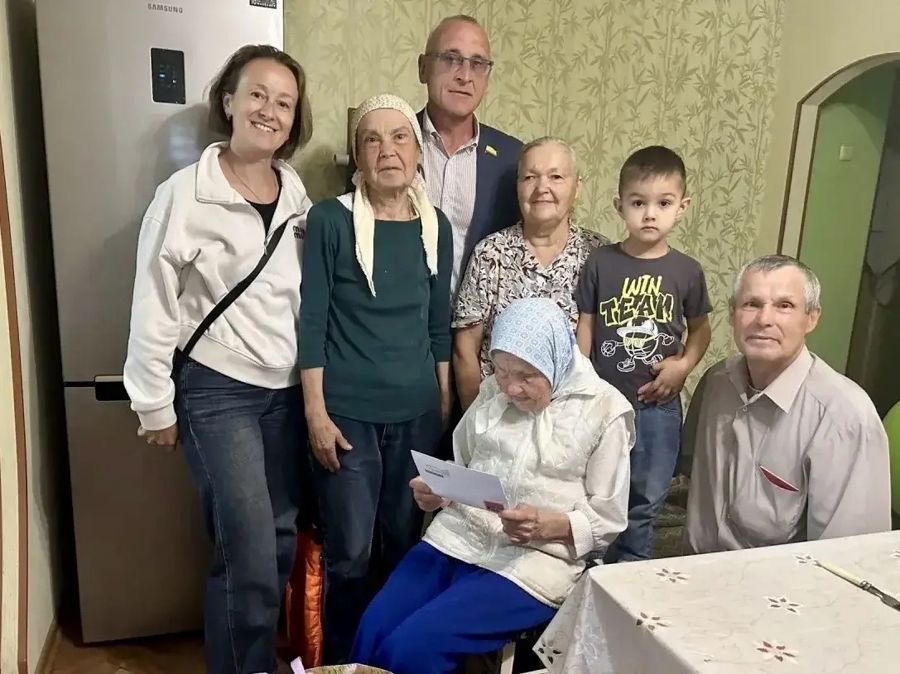 В Чебоксарах поздравили с 97-летием труженицу тыла Раису Андрееву