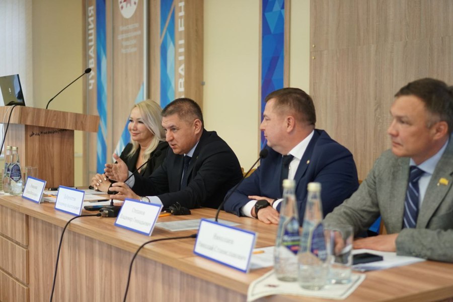 Будущее Чебоксар решаем вместе: Владимир Доброхотов пообщался с коллективом Республиканской клинической больницы в рамках Единого информационного дня