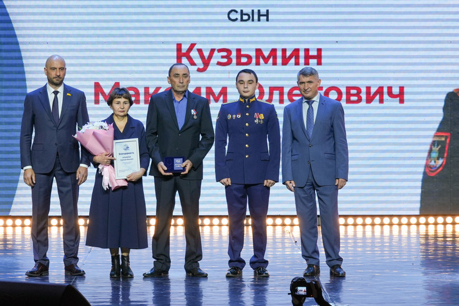 Олег Николаев вручил медали «Отец солдата» в преддверии Всероссийского дня отца