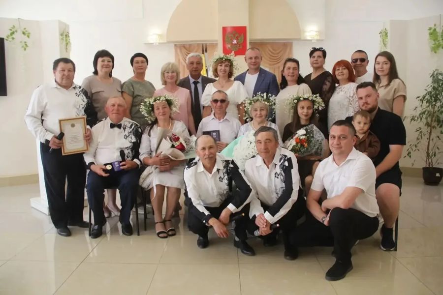 В день семьи, любви и верности в отделе ЗАГС администрации Шемуршинского округа состоялось вручение медалей «За любовь и верность»
