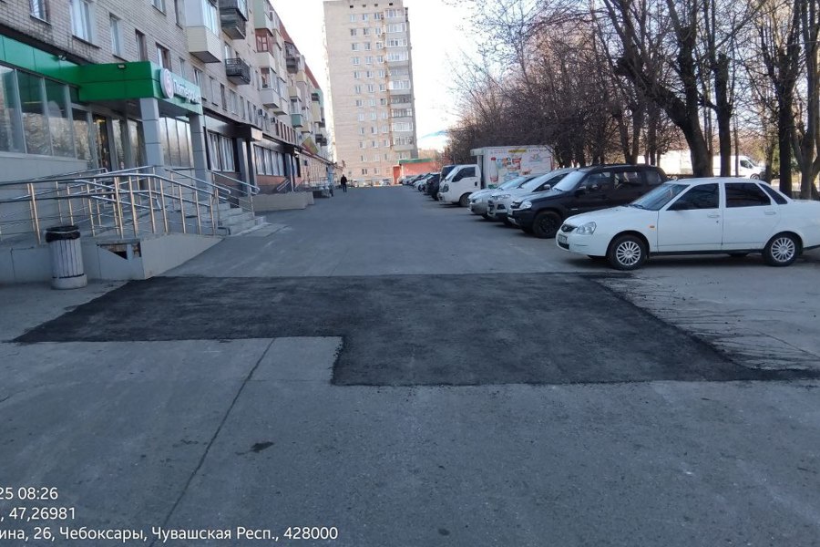 В микрорайонах города Чебоксары продолжается проведение ямочного ремонта