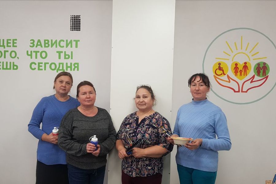 Педагоги ЦДЮТ г.Цивильска оказали помощь в оформлении актового зала Цивильского ЦСОН.