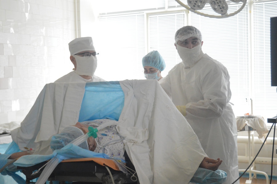 Врачи-хирурги новочебоксарской городской больницы спасли пациентку с шестью ножевыми ранениями