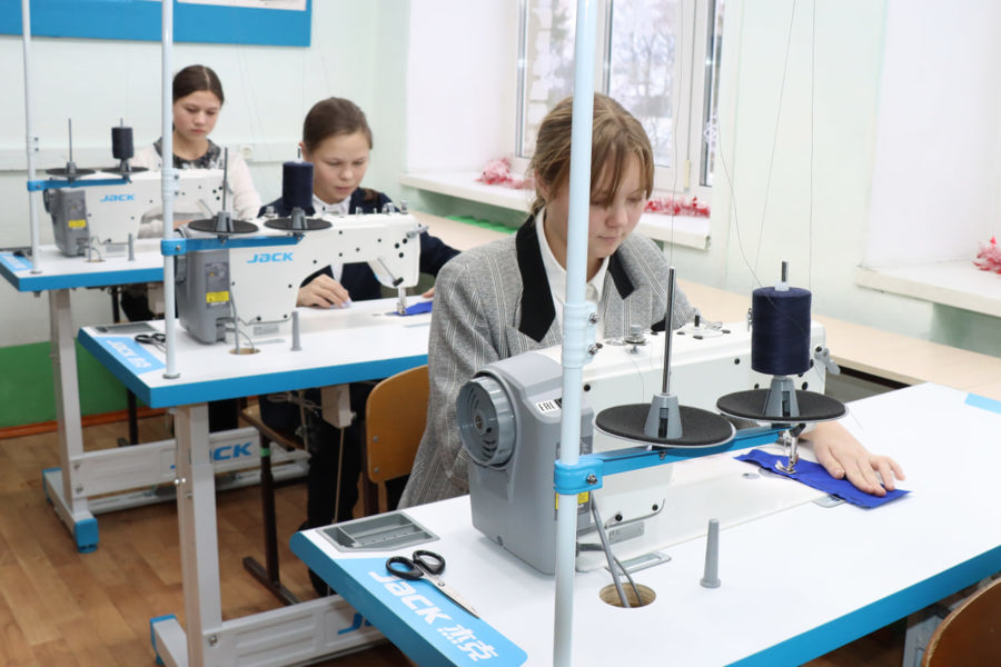 20 декабря в МБОУ «Верхнеачакская СОШ им. А.П. Айдак» состоялось торжественное открытие учебно-производственного класса «Швейное дело».