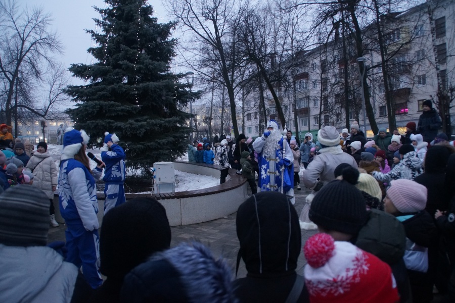 В благоустроенном сквере на Ивана Франко в Чебоксарах развернулась настоящая новогодняя сказка