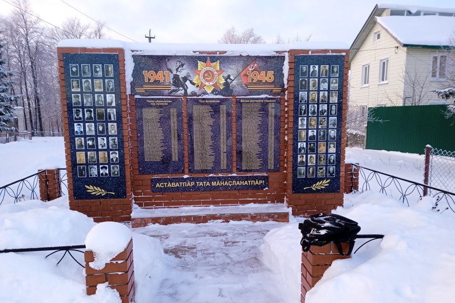 Юные жители деревни Булдеево ухаживают за памятными местами своей малой родины