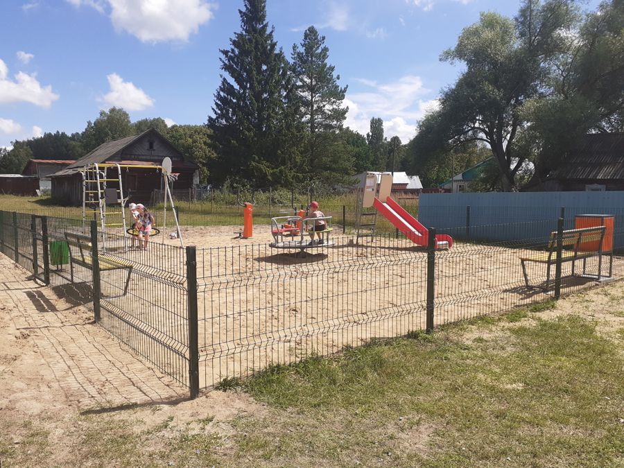 В поселке Тарнвар по проекту «Ниме - Народный бюджет» установили новую детскую спортивную площадку