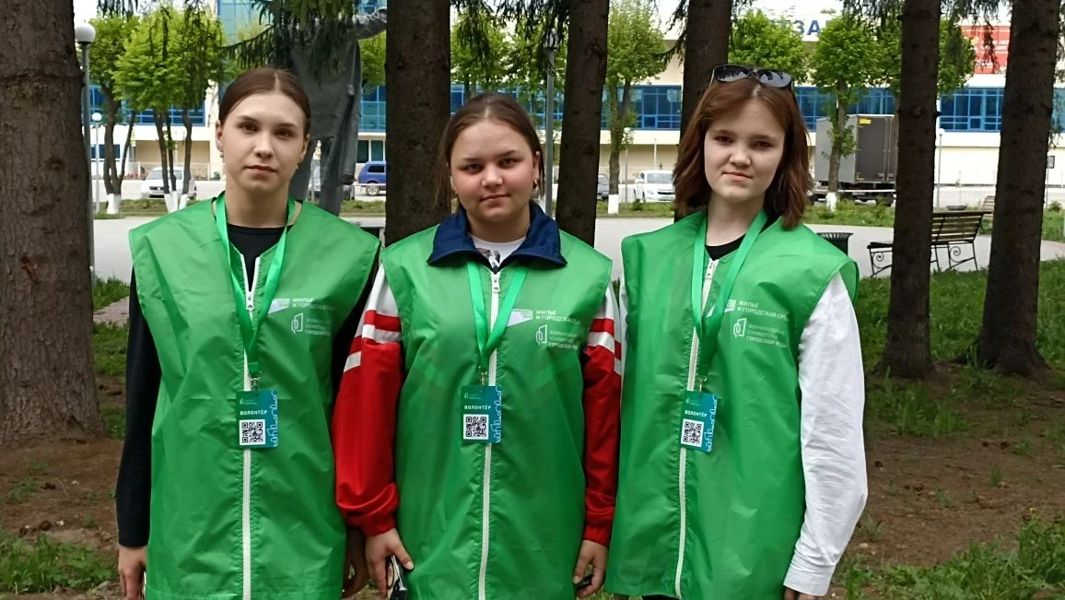 Волонтёры помогают жителям Ядринского округа в голосовании за благоустройство общественных пространств.