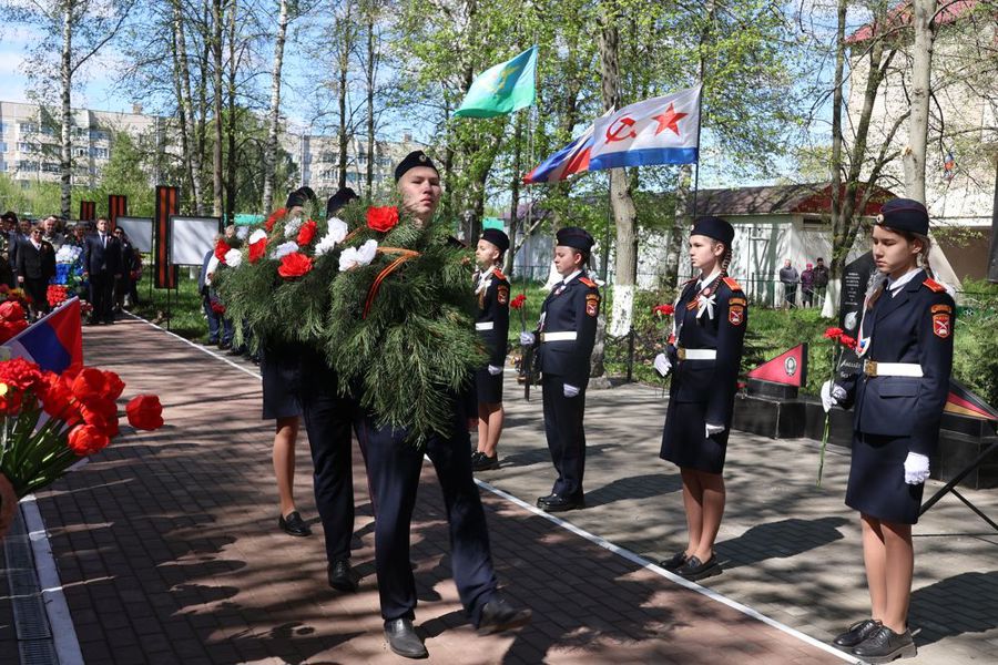Вечная слава героям: торжественное возложение цветов в Сквере Победы Цивильска