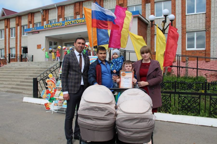 В Международный День защиты детей в Аликовском муниципальном округе состоялось торжественное чествование новорожденных детей