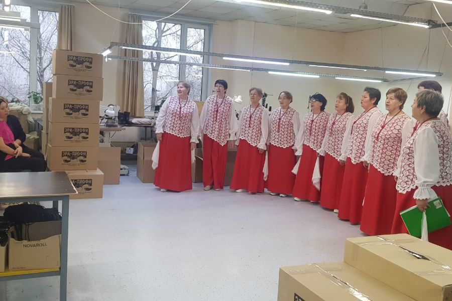 Ансамбль «Рябинушка» поздравил с праздником женщин компании Эра-Профи.