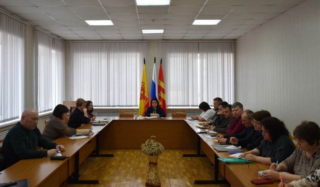 Глава Алатырского муниципального округа Нина Ивановна Шпилевая провела рабочее совещание с начальниками территориальных отделов Управления по строительству, архитектуре, благоустройству территорий и жилищно‑коммунальному хозяйству администрации Алатырского муниципального округа