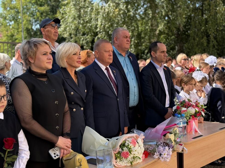 Виктор Горбунов в Шумерле принял участие в торжественных линейках, посвященных Дню знаний