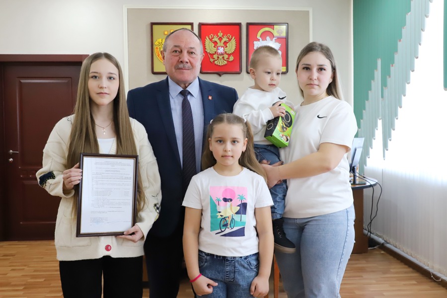 В администрации Яльчикского округа состоялось торжественное вручение свидетельства о праве на получение единовременной выплаты молодой семье