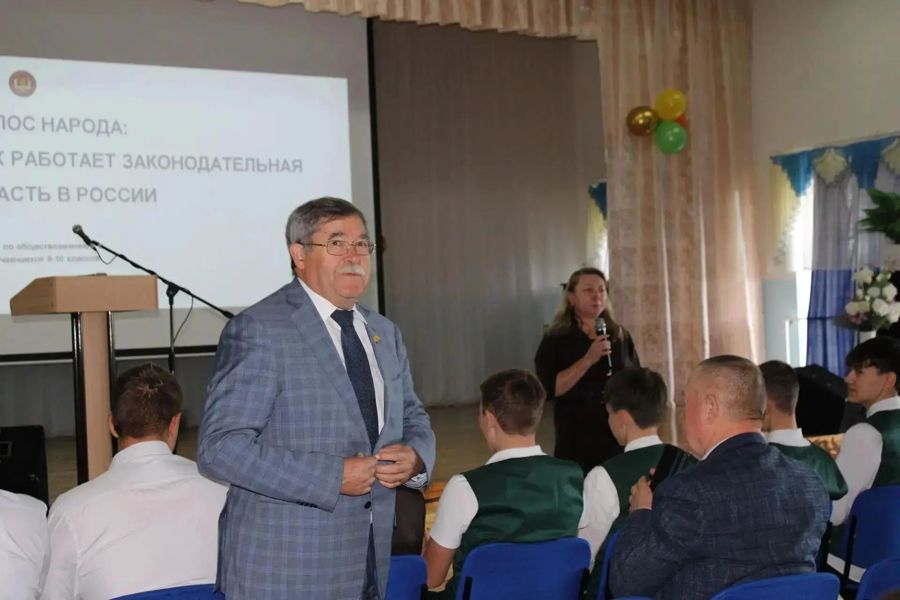 В Красночетайской школе прошёл «Урок парламентаризма» с депутатом Госсовета Чувашии Владимиром Свешниковым