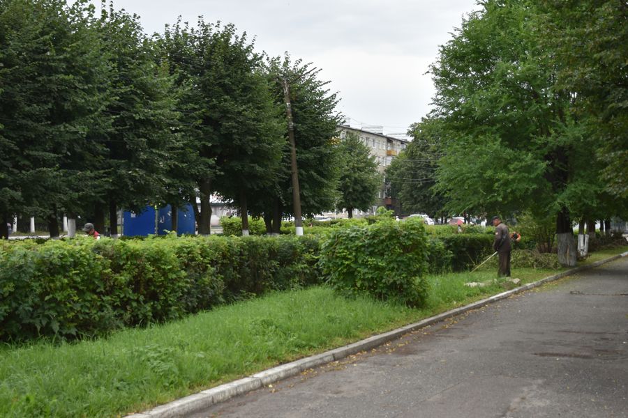 Работа по наведению чистоты и порядка на территории города Алатыря продолжается