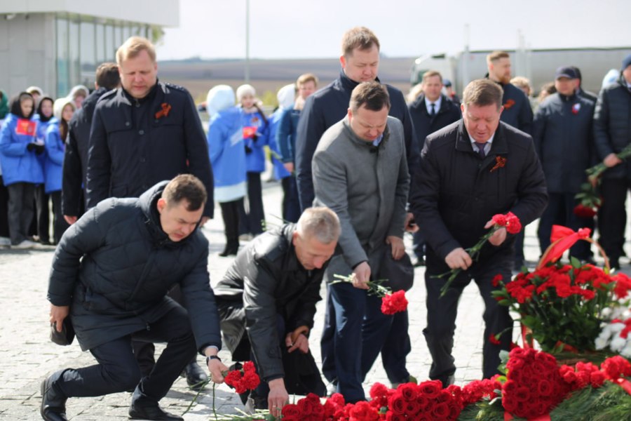 Сергей Павлов возложил цветы к мемориалу «Строителям безмолвных рубежей»