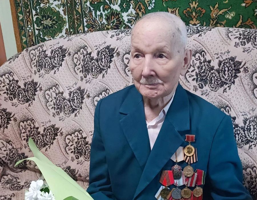 Глава Новочебоксарска Александр Алексеев поздравил с 99-летием ветерана Великой Отечественной войны Геннадия Кузнецова