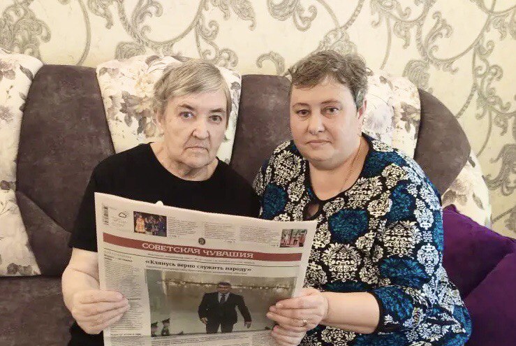 Чтение как путь к долголетию: соцработники помогают пенсионерам оставаться в информационном поле