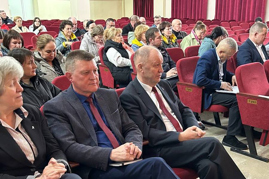 Глава Урмарского муниципального округа В. Шигильдеев провёл очередное расширенное совещание