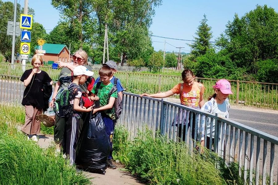 Обучающиеся Большеатменской школы благоустраивают территорию родного села