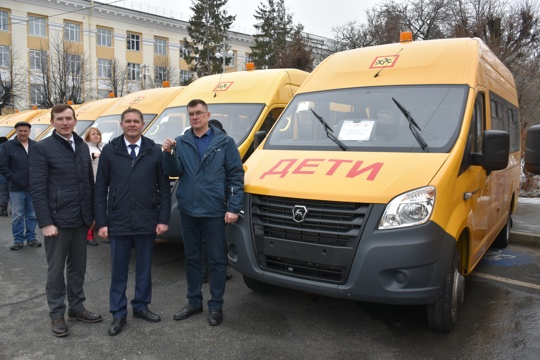 Торжественное вручение ключей от школьных автобусов