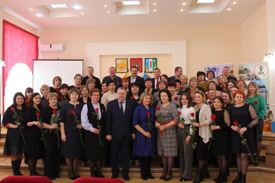 Глава Порецкого муниципального округа Евгений Лебедев поздравляет с Международным женским днем 8 Марта