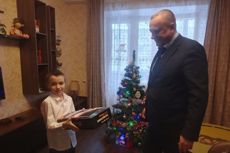 «Елка желаний»: Уполномоченный по правам человека в Чувашской Республике Сергей Самостюк исполнил желание 10-летнего Николая из Чебоксар