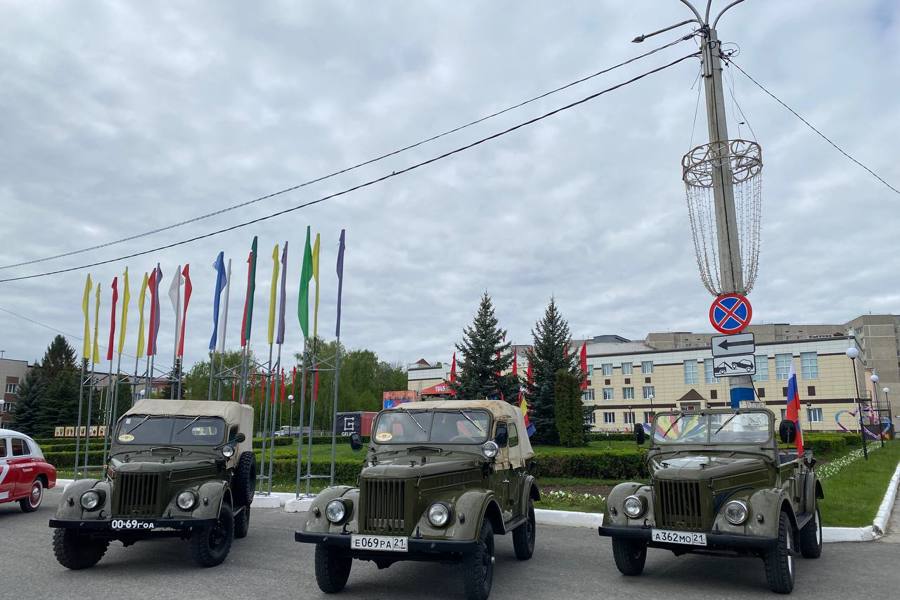 Автопробег ретроавтомобилей открыл празднование Дня Победы в Новочебоксарске.
