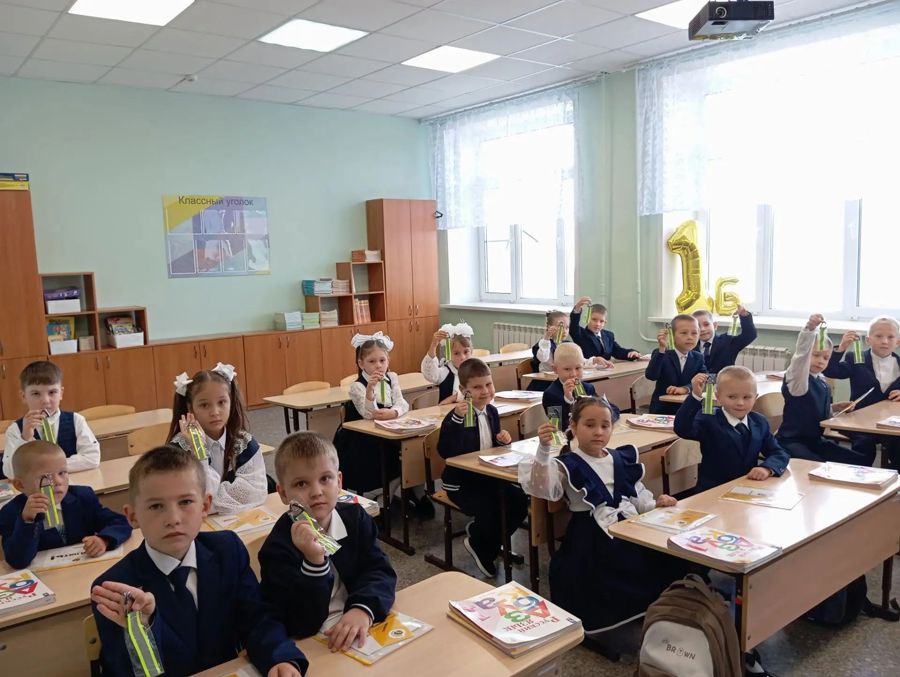 В Ибресинском округе первоклассники получили светоотражающие элементы в рамках республиканской акции «Дети на дороге: вместе за безопасность»