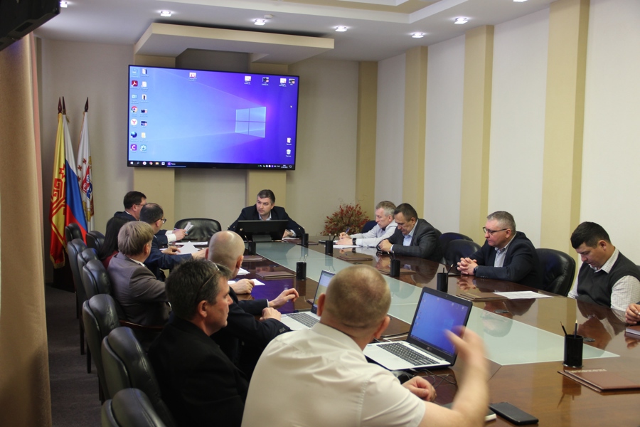 На планерке Управления ЖКХ в Чебоксарах поручено начать покос  городских улиц