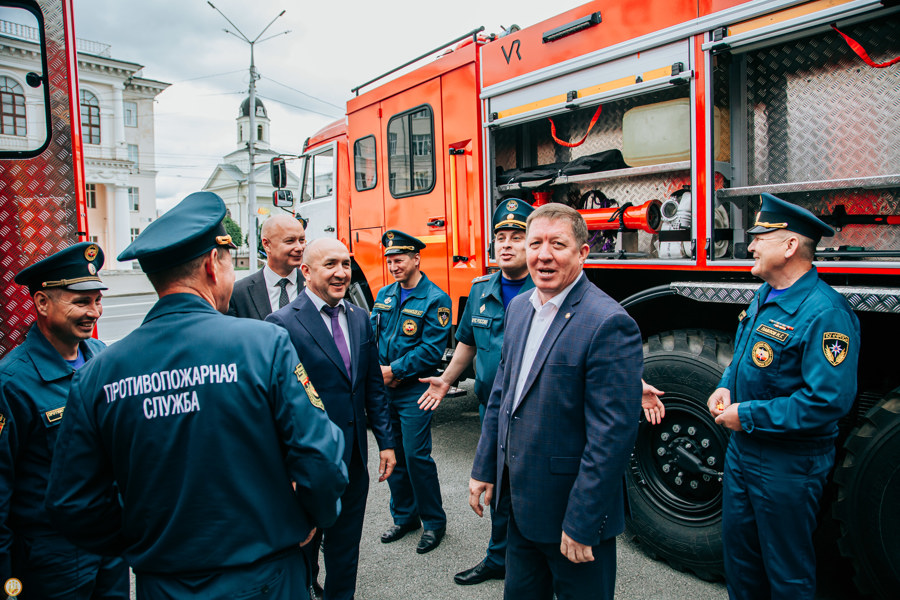 Пожарным Чувашии вручили ключи от двух новых автоцистерн