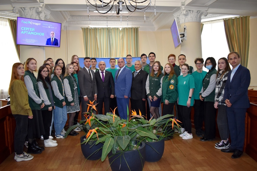 ГосСтарт: молодежь Чувашии встретилась с вице-премьером - министром сельского хозяйства Чувашии Сергеем Артамоновым