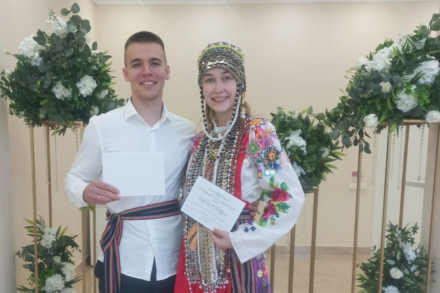 Молодая пара из города Чебоксары связала себя узами брака в национальных костюмах