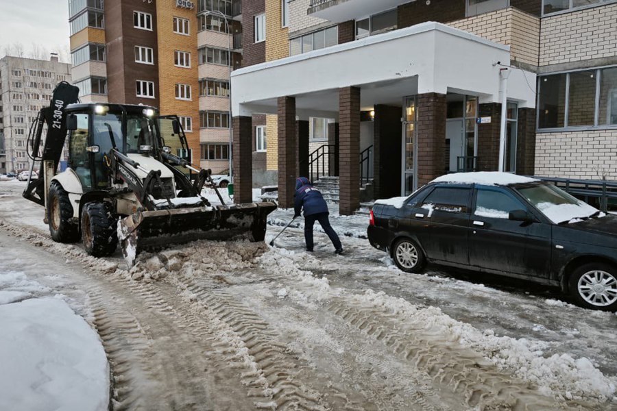 68 единиц основной и сопутствующей техники «Дорэкс» были задействованы в ночную смену в борьбе со снегопадом.