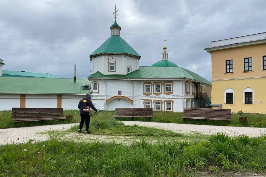 В Чебоксарах продолжается благоустройство  и озеленение территорий