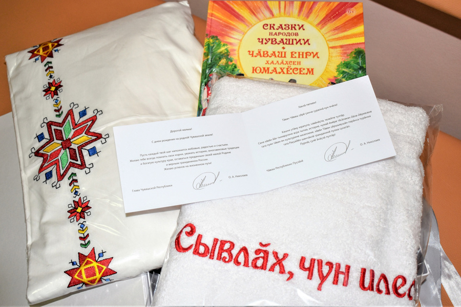 Глава Чувашии Олег Николаев вручил первые подарки для восьми новорожденных