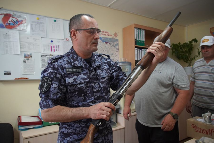 Сотрудники Управления Росгвардии по Чувашской Республике передали очередную партию оружия в зону СВО