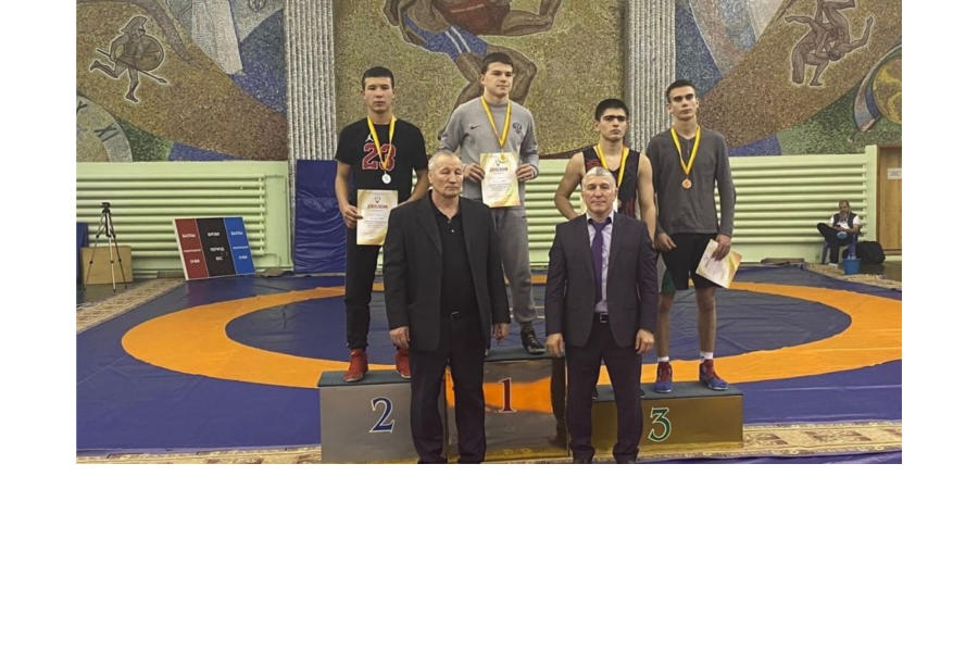 Денис Иванов завоевал серебряную медаль первенства Чувашии по вольной борьбе среди юношей