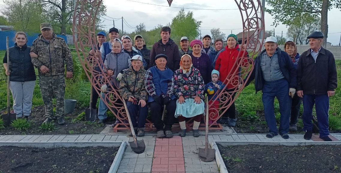 «Сад Памяти»:  в парке культуры и отдыха села Байглычево высадили хвойные деревья ко Дню Победы